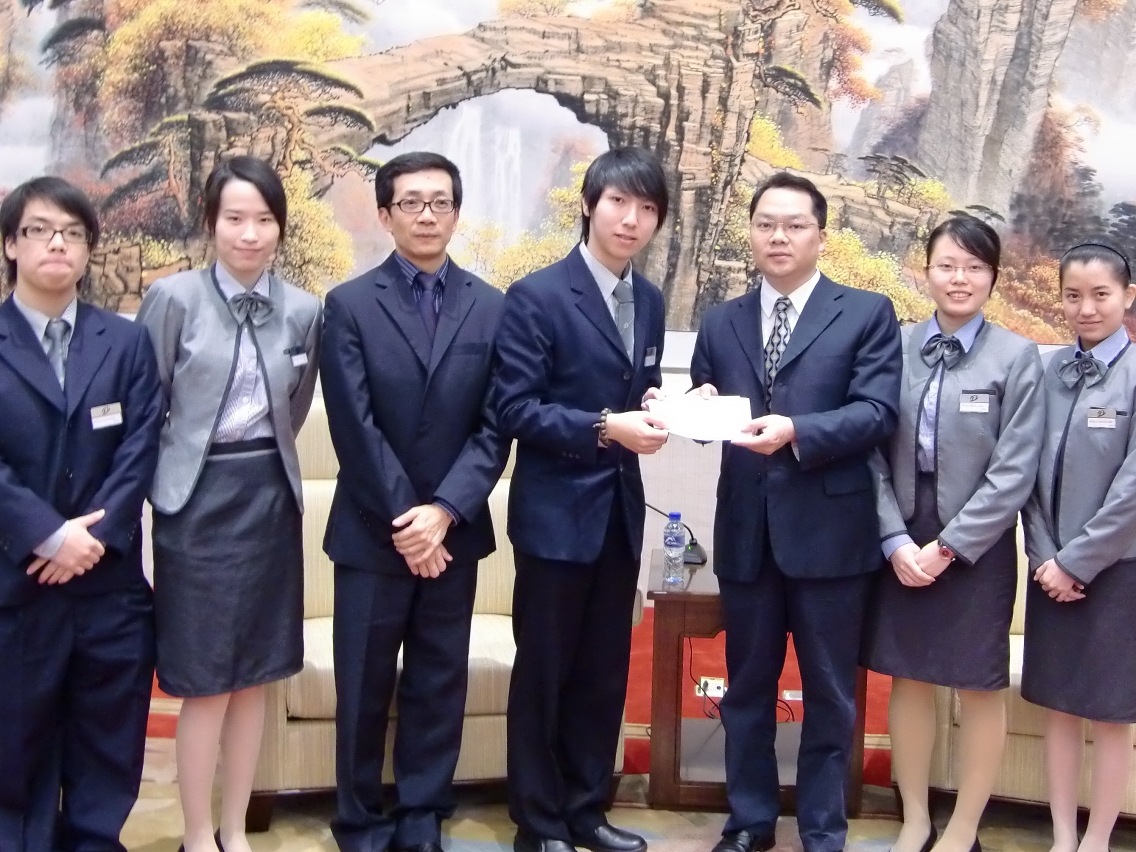 旅遊學院教務長朱振榮先生率領學生會代表將善款交予中聯辦