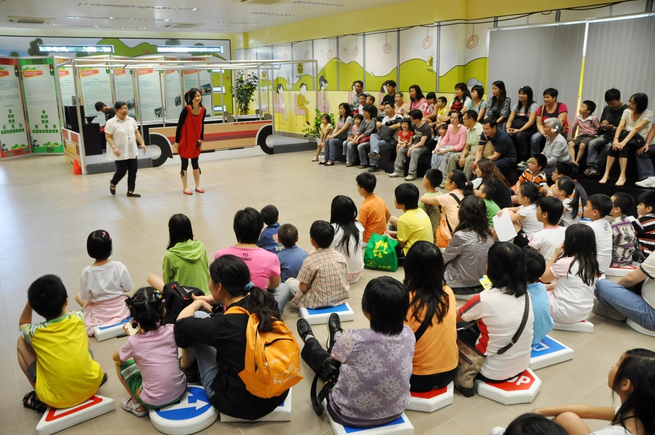 家長與子女齊齊學習交通安全知識