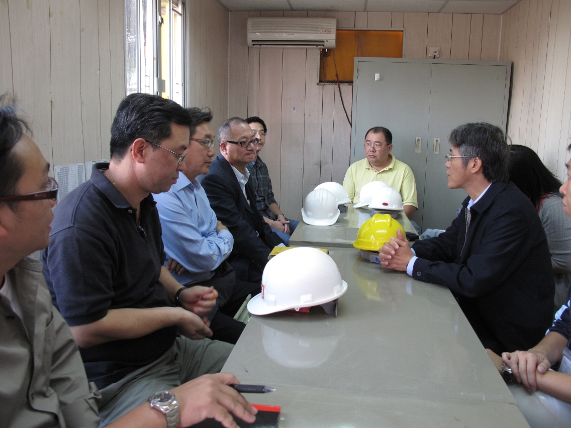 與承建和發展商舉行會議