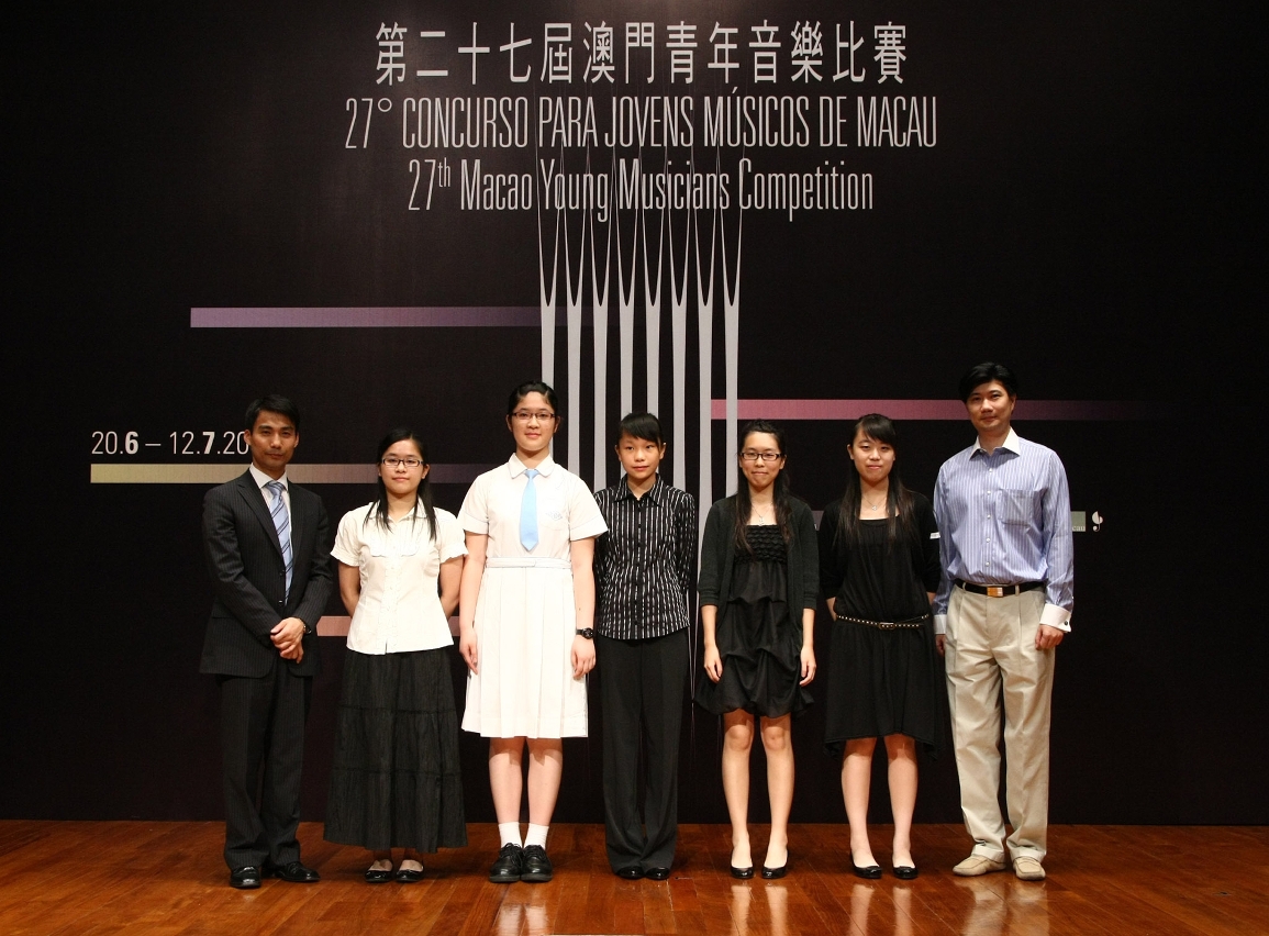 “廿世紀鋼琴作品高級”比賽得獎者與評判合影