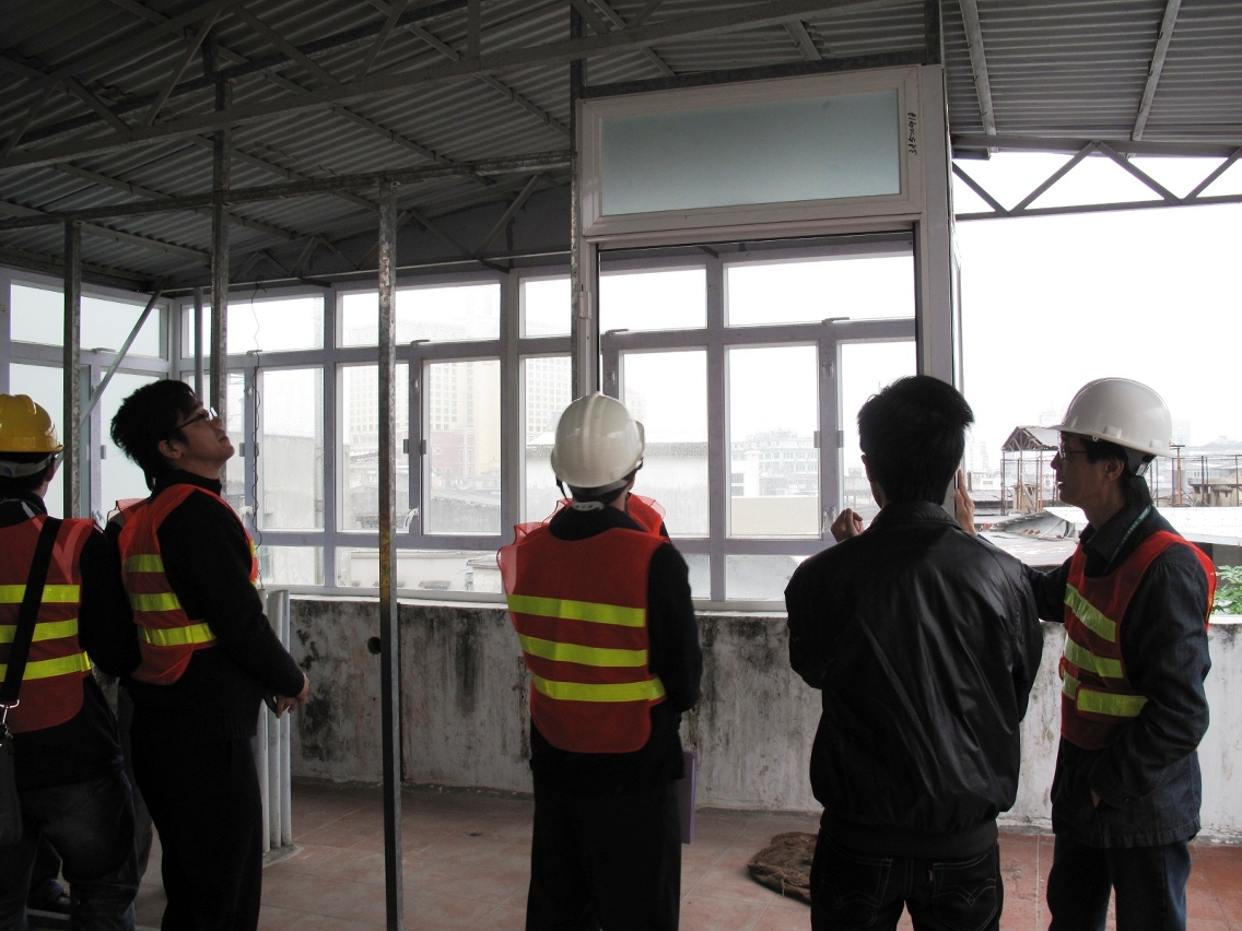 聲稱非僭建物擁有人(右二)開門讓政府人員進入現場
