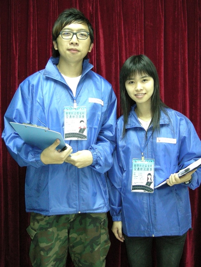 調查員穿統一工作服並配戴負有相片工作証