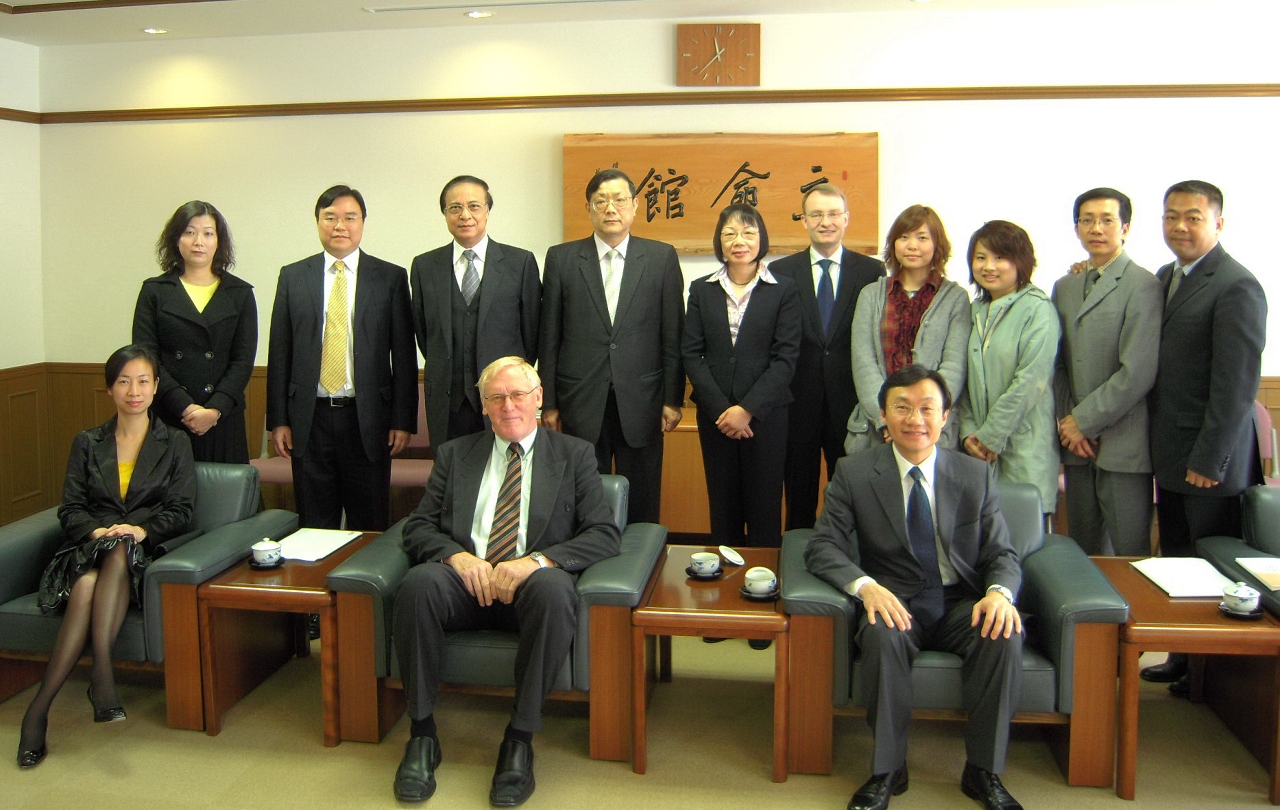 旅遊學院學生開心地與訪問團及立命館亞洲太平洋大學(Ritsumeikan Asia Pacific University)領導Malcolm Cooper 博士拍照的情景