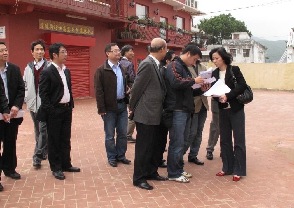 政府及水電公司人員到路環市區現場了解非法工程情況