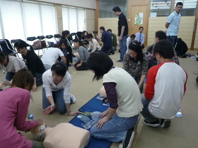 導師指導學員心外按壓技巧