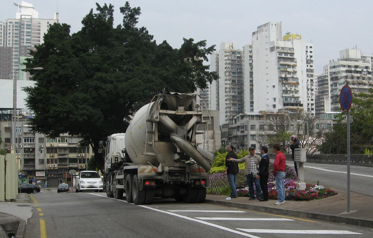 肇事“田螺車”意外後暫時停泊於路旁，松山隧道一度暫停行車