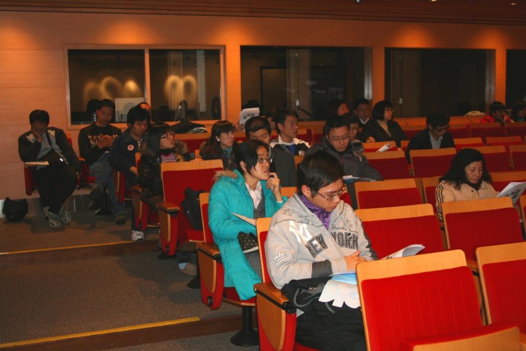 出席的各校代表認真聽講解