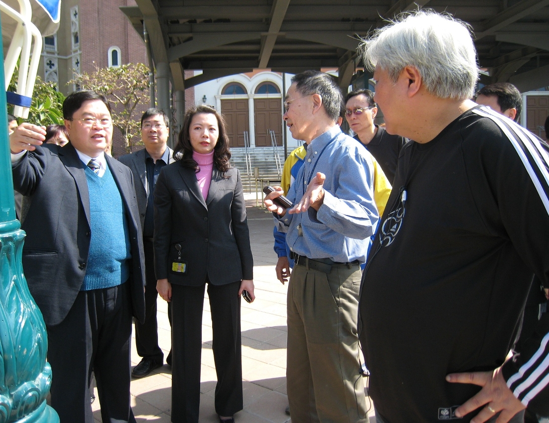 交通事務局局長汪雲(左一)聯同的士業團體及威尼斯人度假村代表實地視察臨時的士候車區