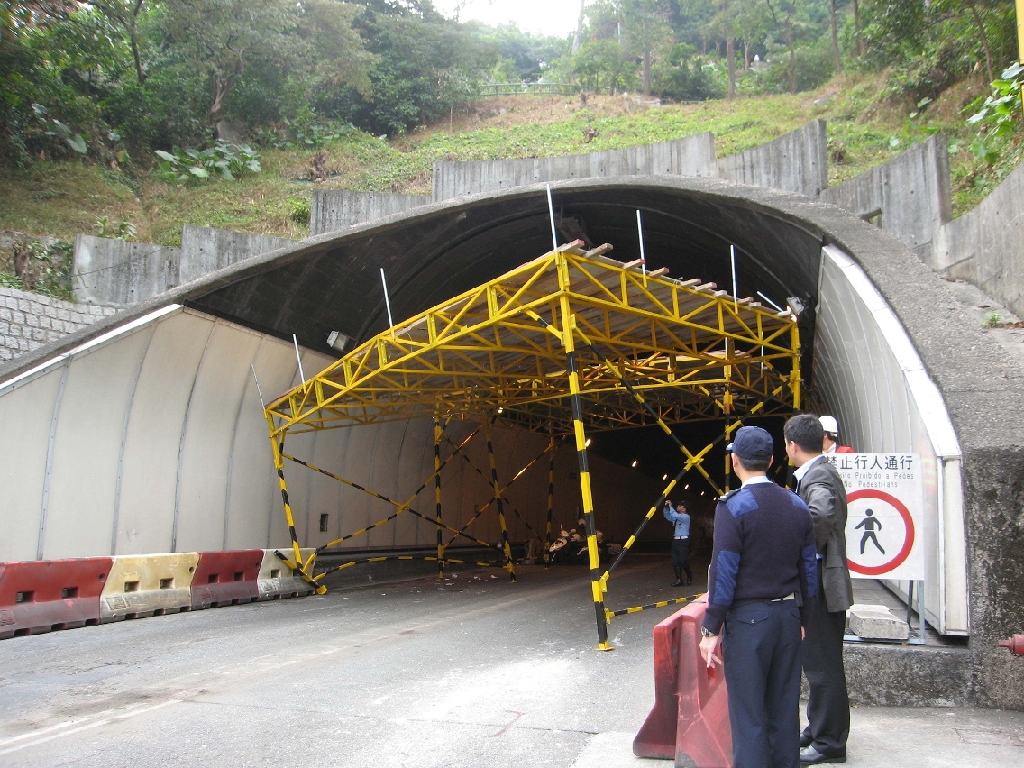 被“田螺車”撞毁的松山隧道維修工程的工作平台