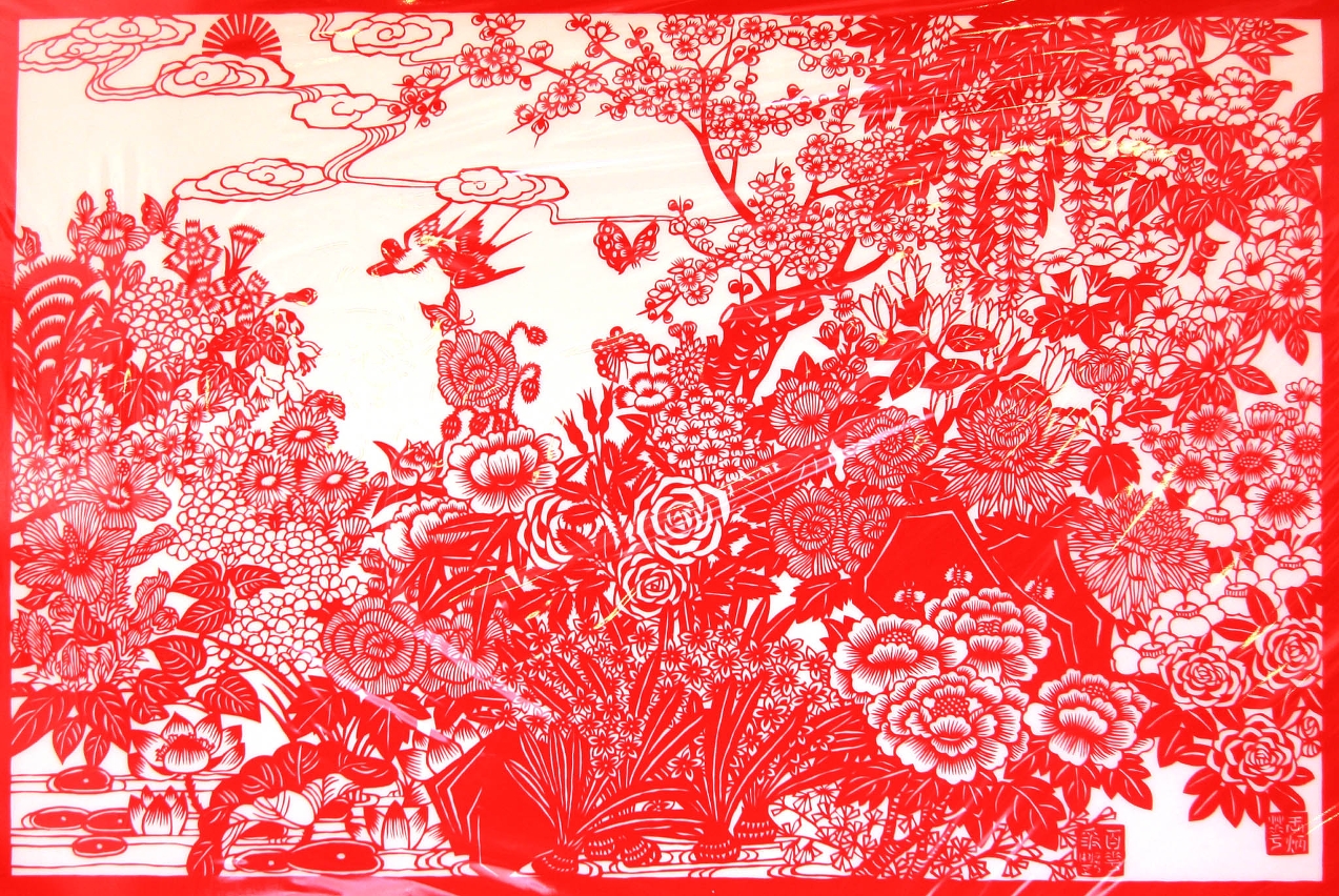 王炳華採取了陰陽交替的獨特風格創作剪紙工藝