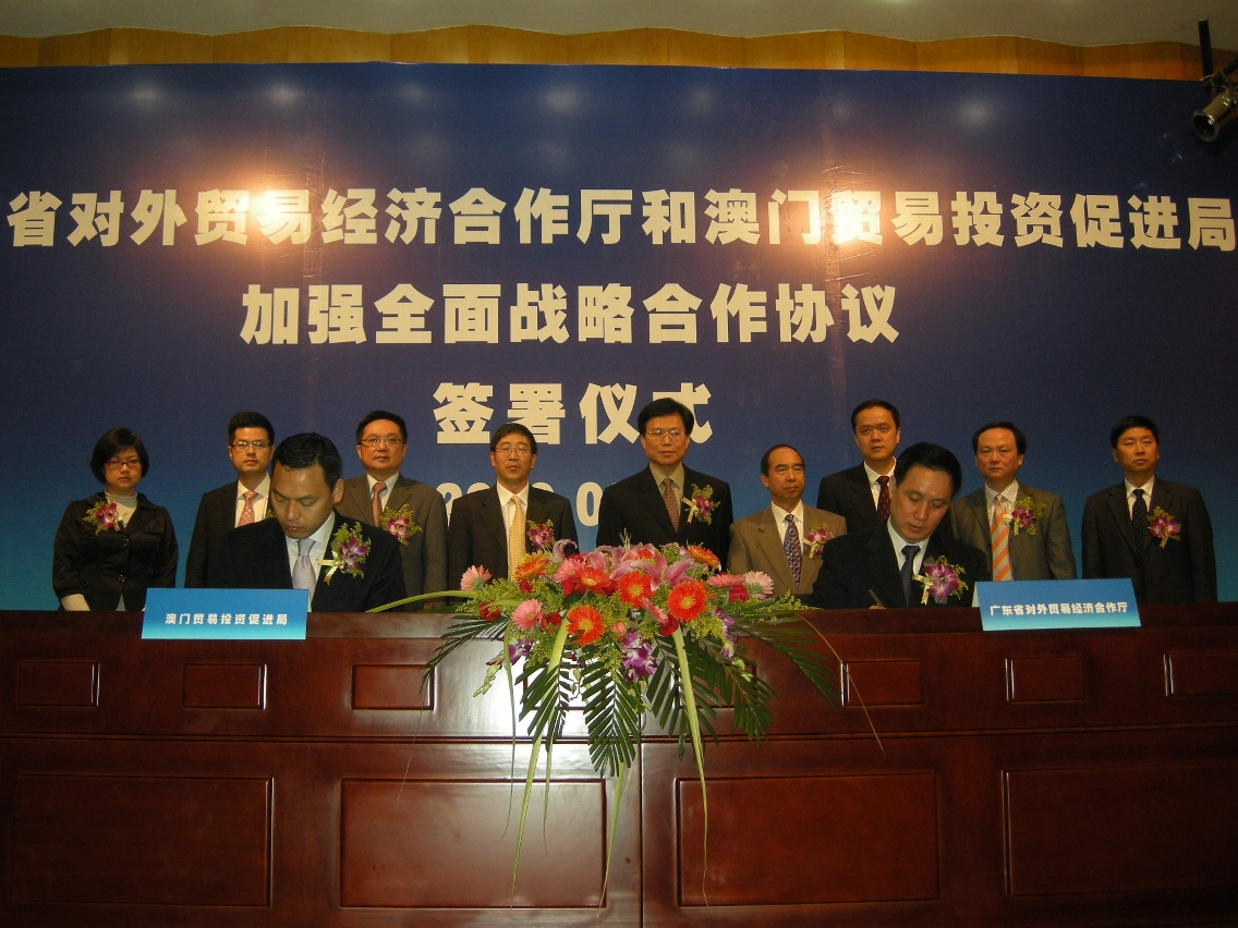 廣東省外經貿廳梁耀文廳長(右)及澳門貿促進局李炳康主席(左)代表簽署「加強全面戰略合作協議」