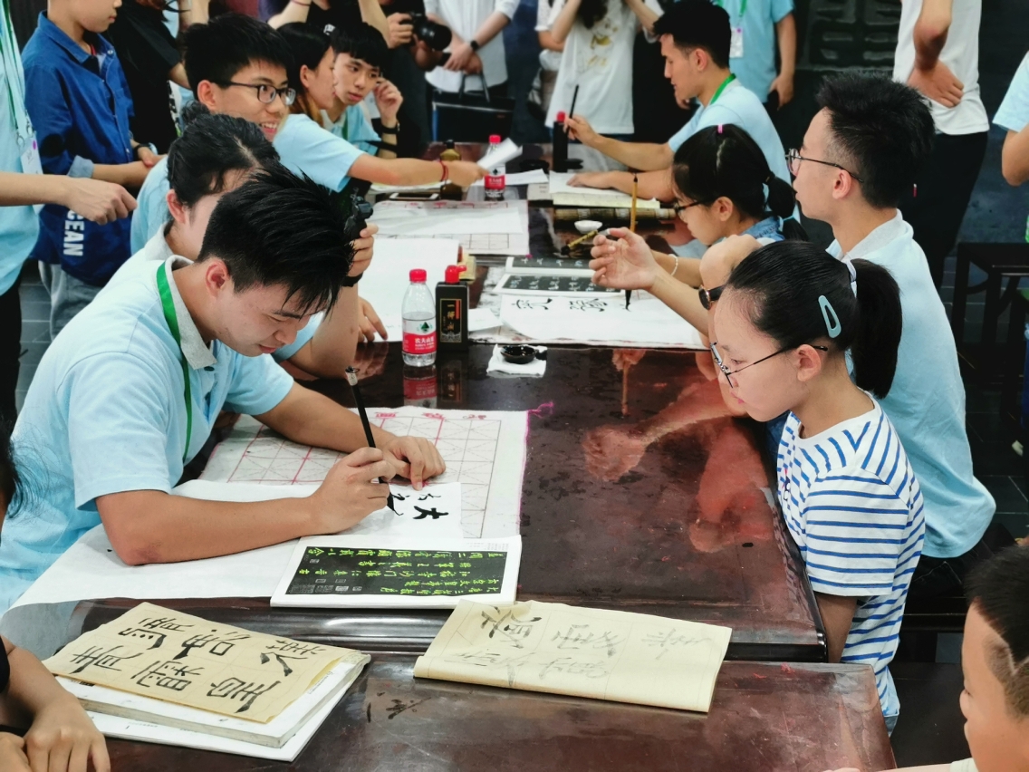 “新時代同心行”江蘇學習參訪團的中學生在常州青少年活動中心與常州學生進行書法交流活動。