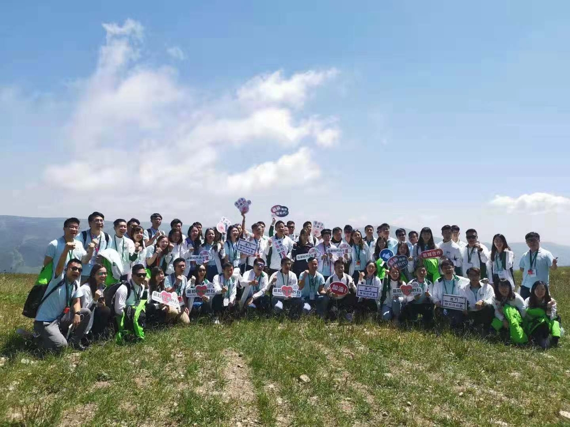 “新時代同心行”河北省學習參訪團的本澳大學生和青年代表到訪張家口市的雲頂滑雲場