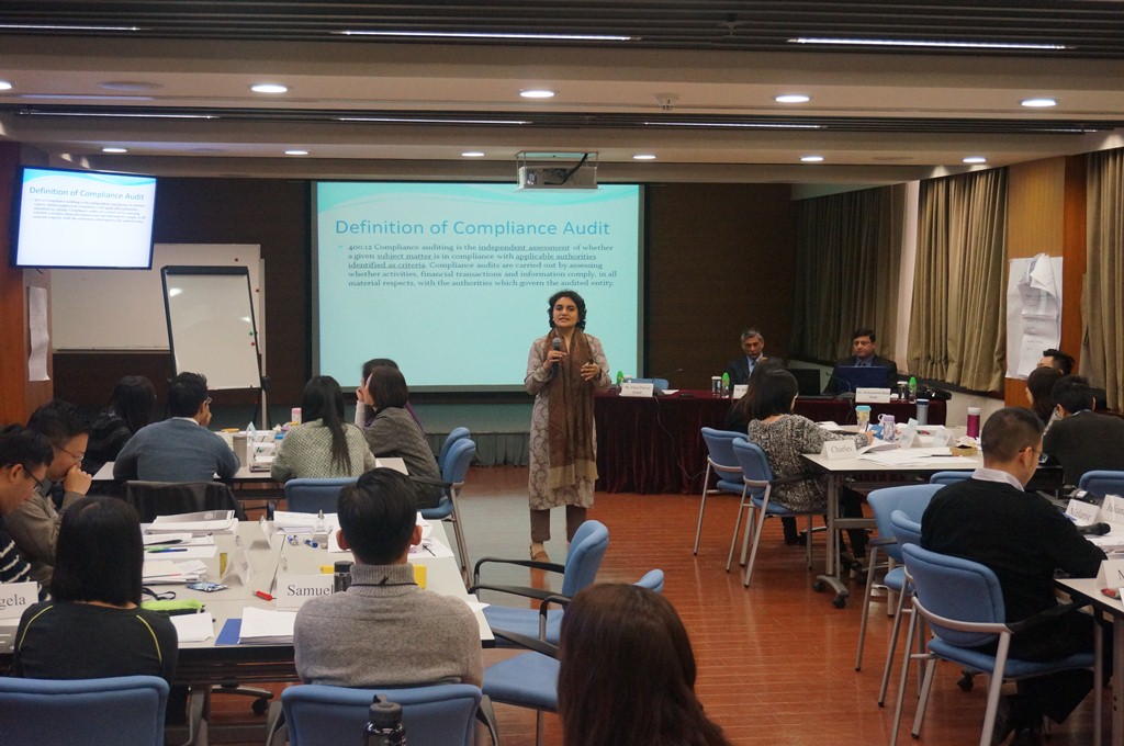 Momento do curso sobre as Normas Internacionais de Auditoria, conduzido pelos três formadores do Departamento do Auditor Geral do Paquistão
