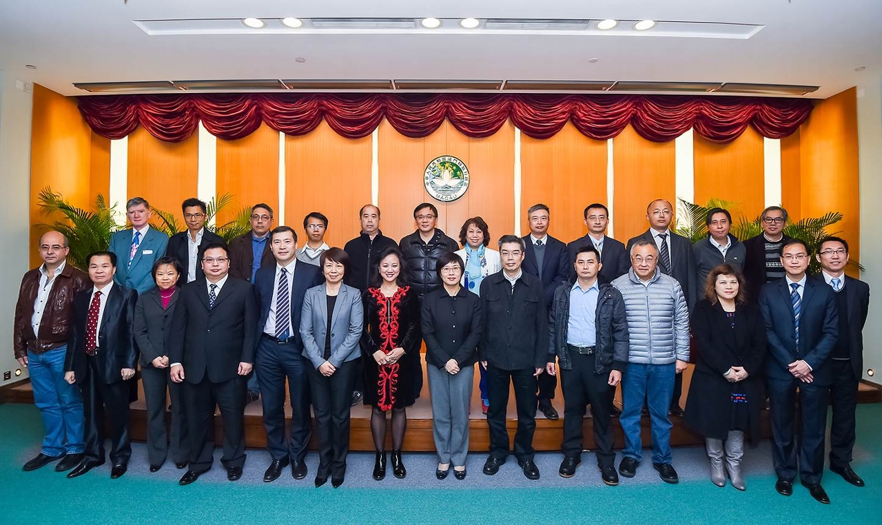 A Secretária Chan (sétima à direita) e os representantes de associações dos trabalhadores da função pública de Macau