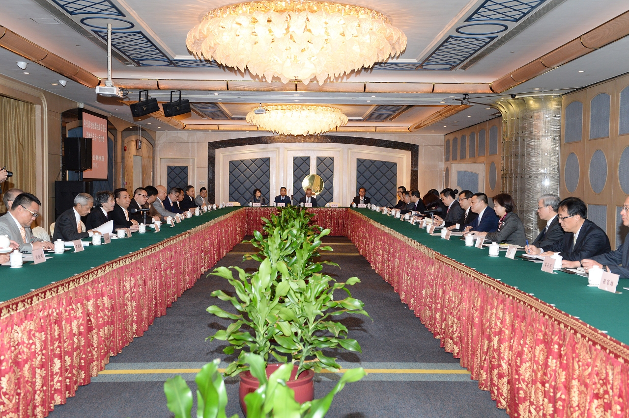 Visita do Secretário para a Economia e Finanças, Leong Vai Tac, à  Associação Comercial Federal Geral das Pequenas e Médias Empresas de Macau.