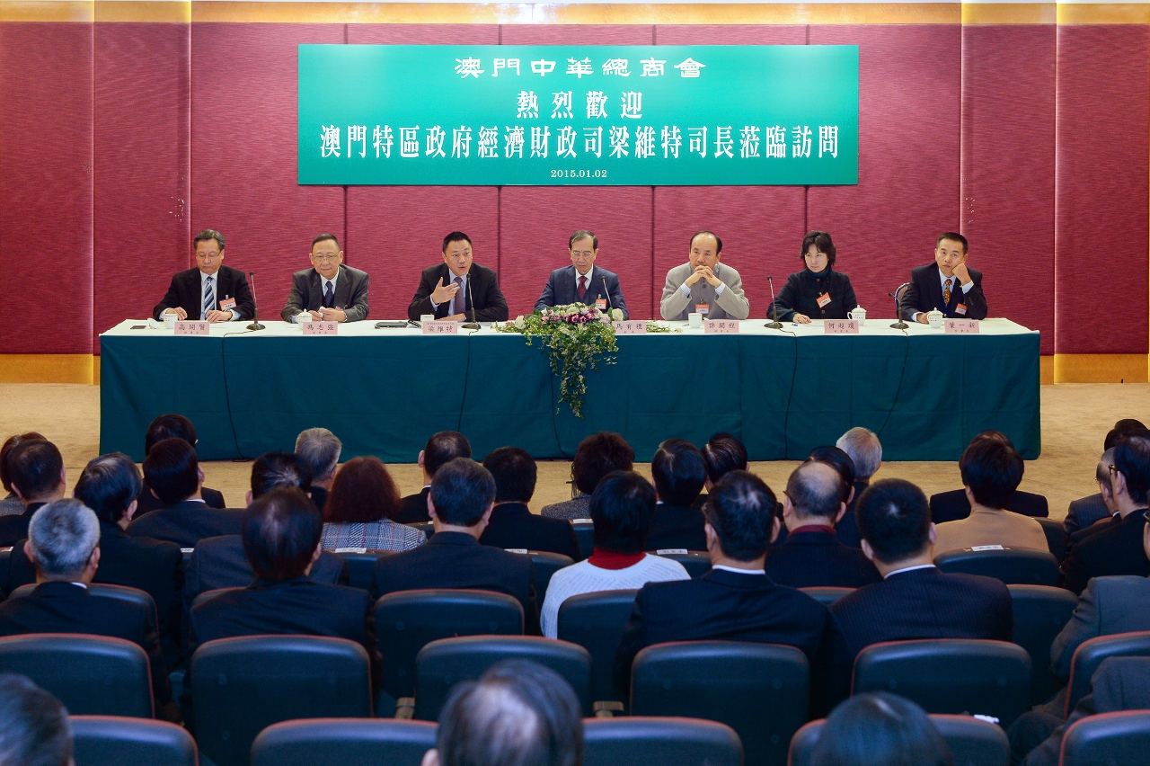 O Secretário para a Economia e Finanças, Leong Vai Tac, visitas à Associação Comercial de Macau.
