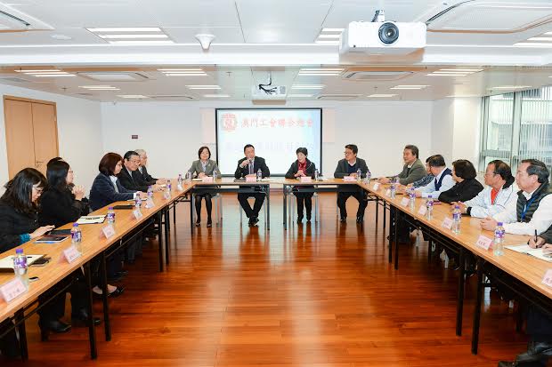 O Secretário para a Economia e Finanças, Leong Vai Tac, visitas à Federação das Associações dos Operários de Macau.