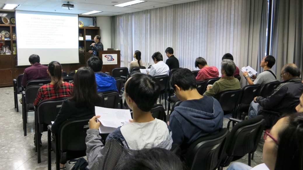 Introdução à tecnologia de reconhecimento por laser, apresentada pelo Professor Chen Yong Qi, do The Department of Land Surveying and Geo-Informatics of The Hong Kong Polytechnic University