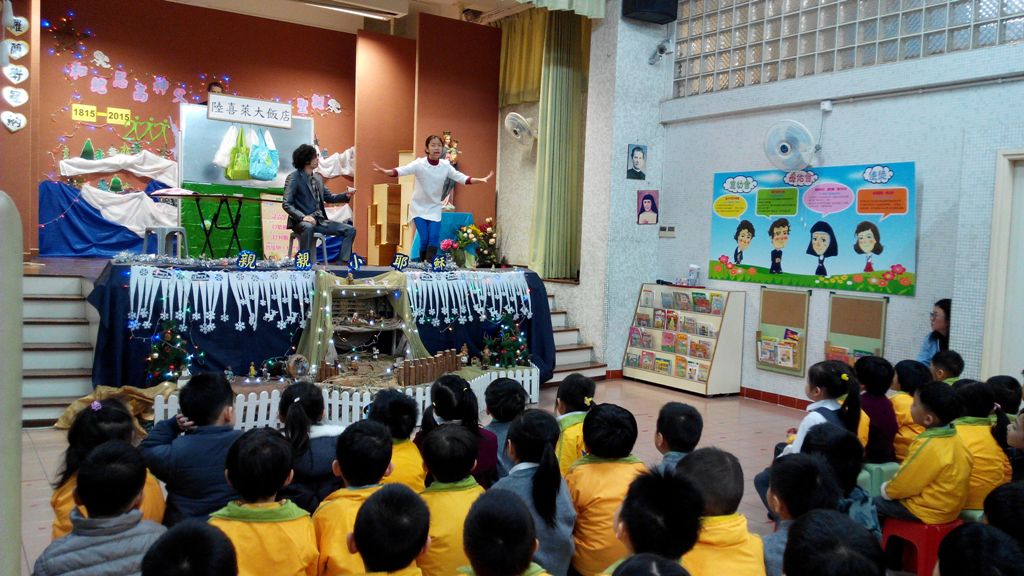 Alunos atentos durante a peça de teatro.