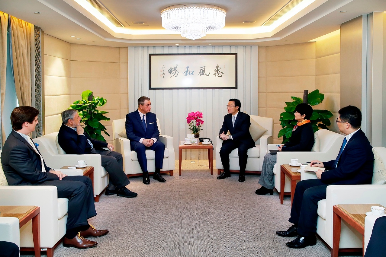 O Secretário para os Assuntos Sociais e Cultura teve um encontro com os dirigentes do Albergue da Santa Casa da Misericórdia de Macau FOTO1