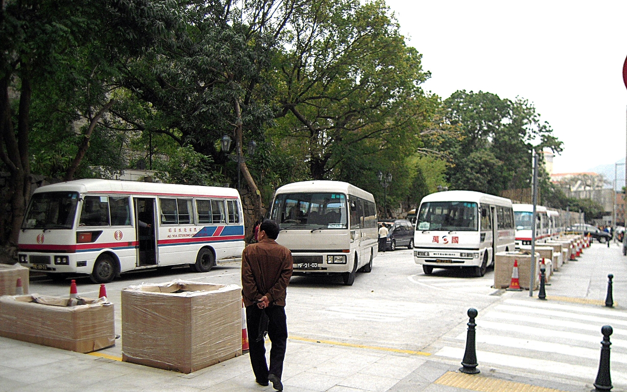 Zona provisória para a tomada e largada de passageiros para autocarros de turismo de grandes dimensões da Rua de D. Belchior Carneiro