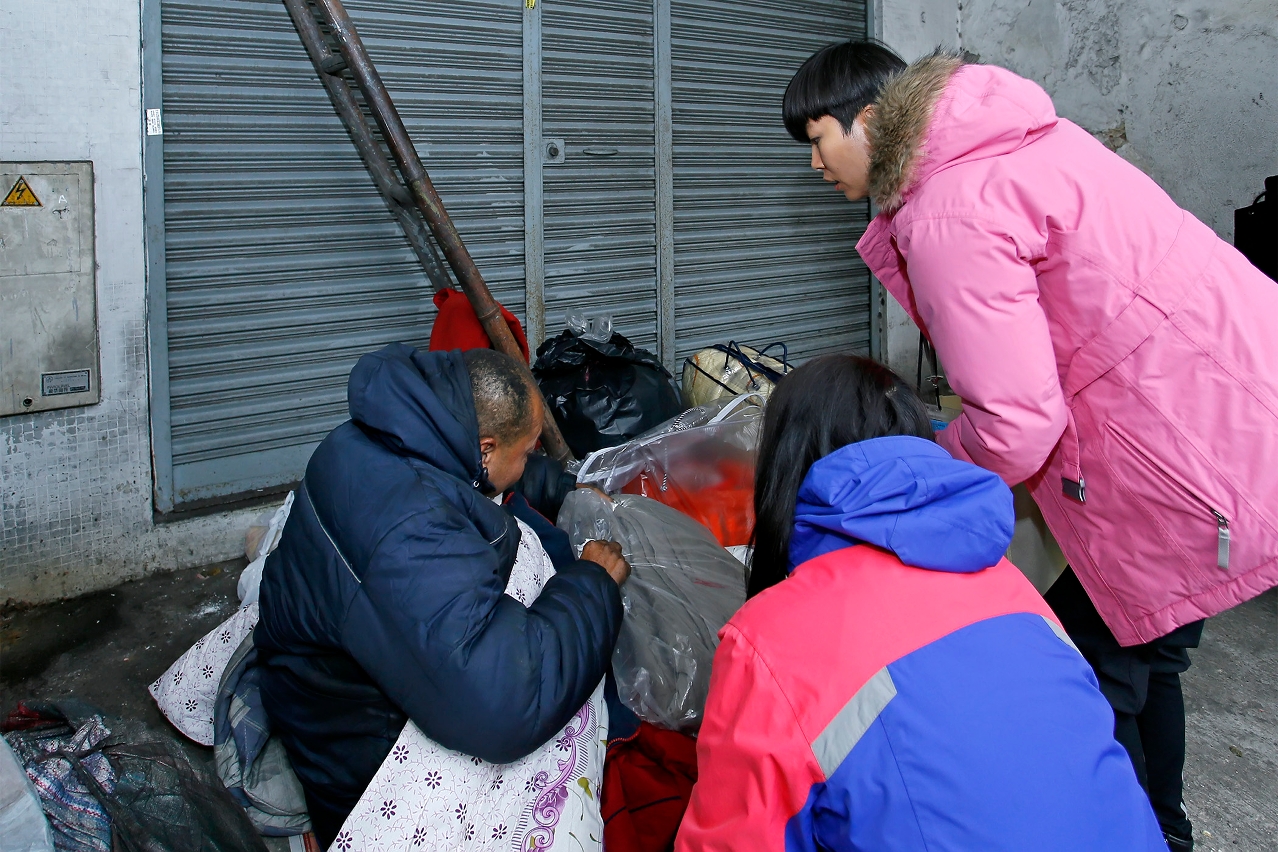 Distribuição de comidas quentes para desalojados