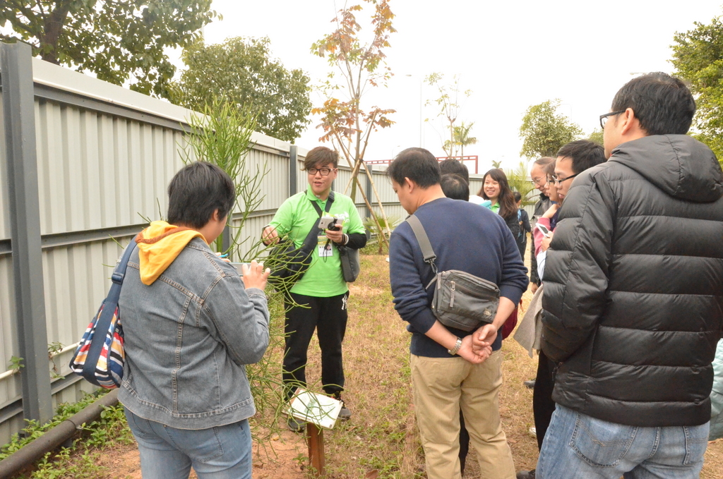 Os fãs ambientais mostram aos visitantes as diversas espécies e características das plantas da zona Ecológica.
