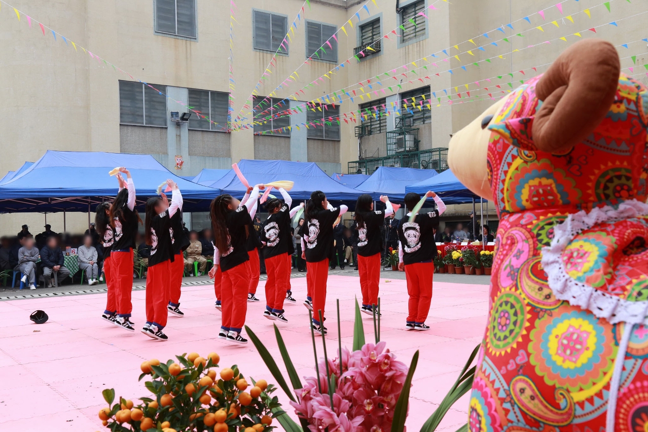 A “dança de rua” dinâmica mostra os talentos dos reclusos.