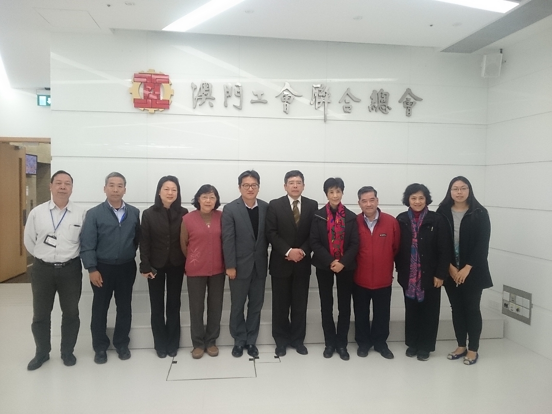 O Secretário visita a Federação das Associações dos Operários de Macau