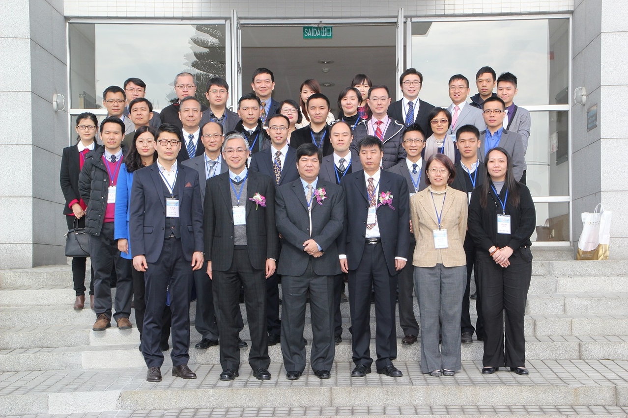 Foto do grupo de todos os participantes do 29.o Seminário Técnico-Científico de Meteorologia e da 20.a Conferência sobre Cooperação Operacional de Meteorologia entre Guangdong, Hong Kong e Macau.Na fila frente, a esquerda é senhor Zhang Jiwen, Representante do Departamento de Cooperação Internacional da “China Meteorological Administration”, e depois é, senhor Shun Chi Ming, Director de “ Hong Kong Observatory”, DR. Fong Soi Kun, Director da Direcção dos Serviços Meteorológicos e Geofísicos e senhor Liu Jin-luan, Subdirector de “Guangdong Meteorological Bureau”.