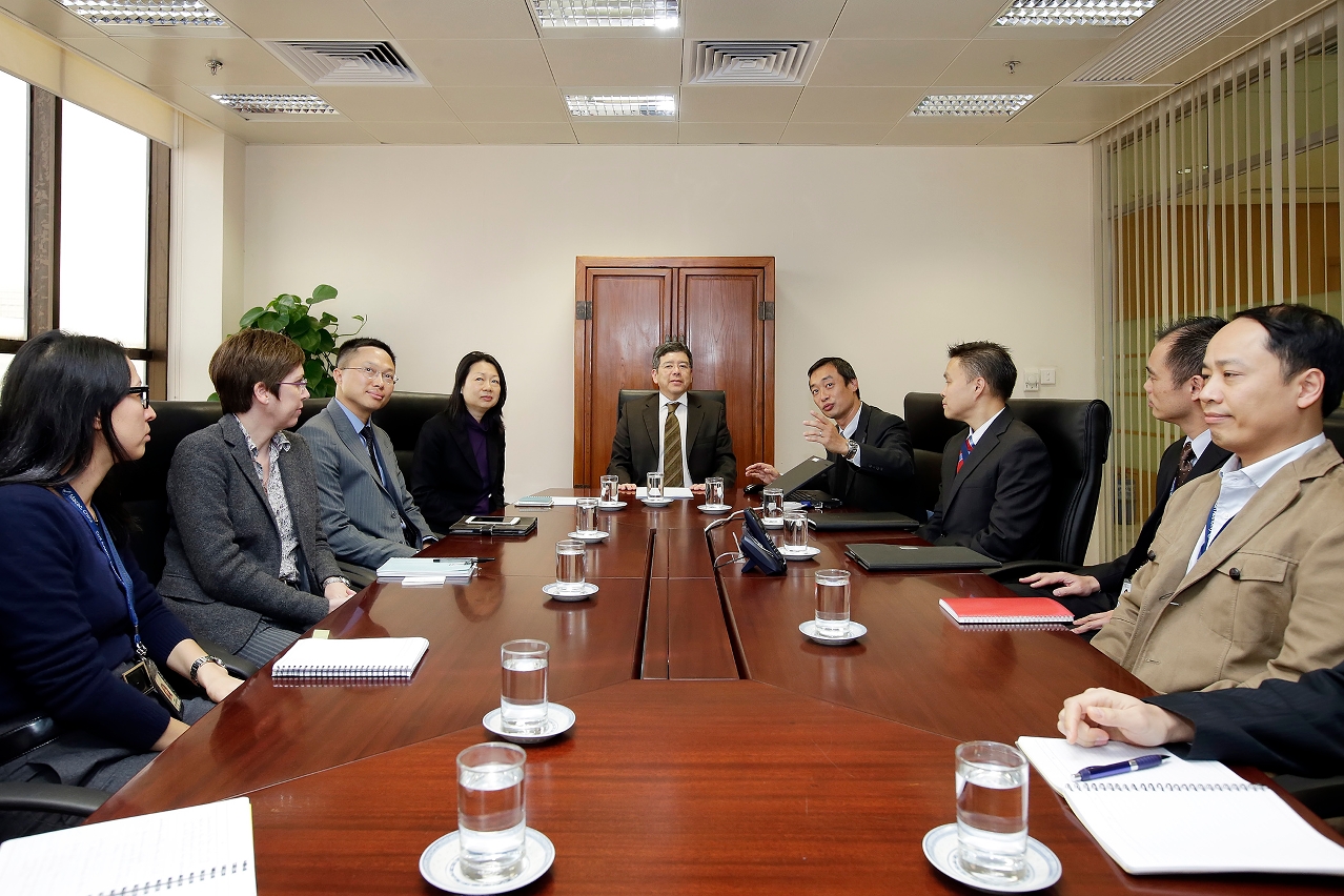 Apresentação do funcionamento da Autoridade de Aviação Civil por parte do Presidente Chan Weng Hong ao Secretário