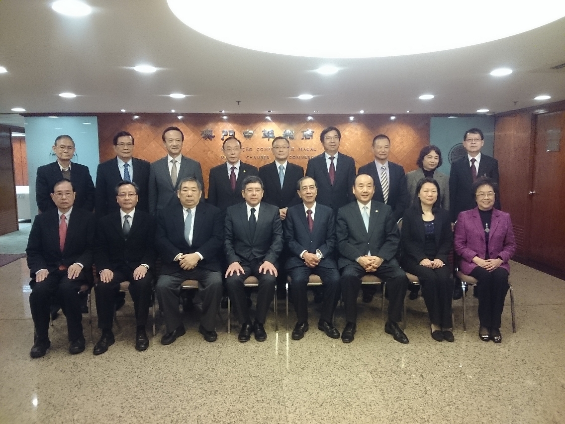 O Secretário visita a Associação Comercial de Macau
