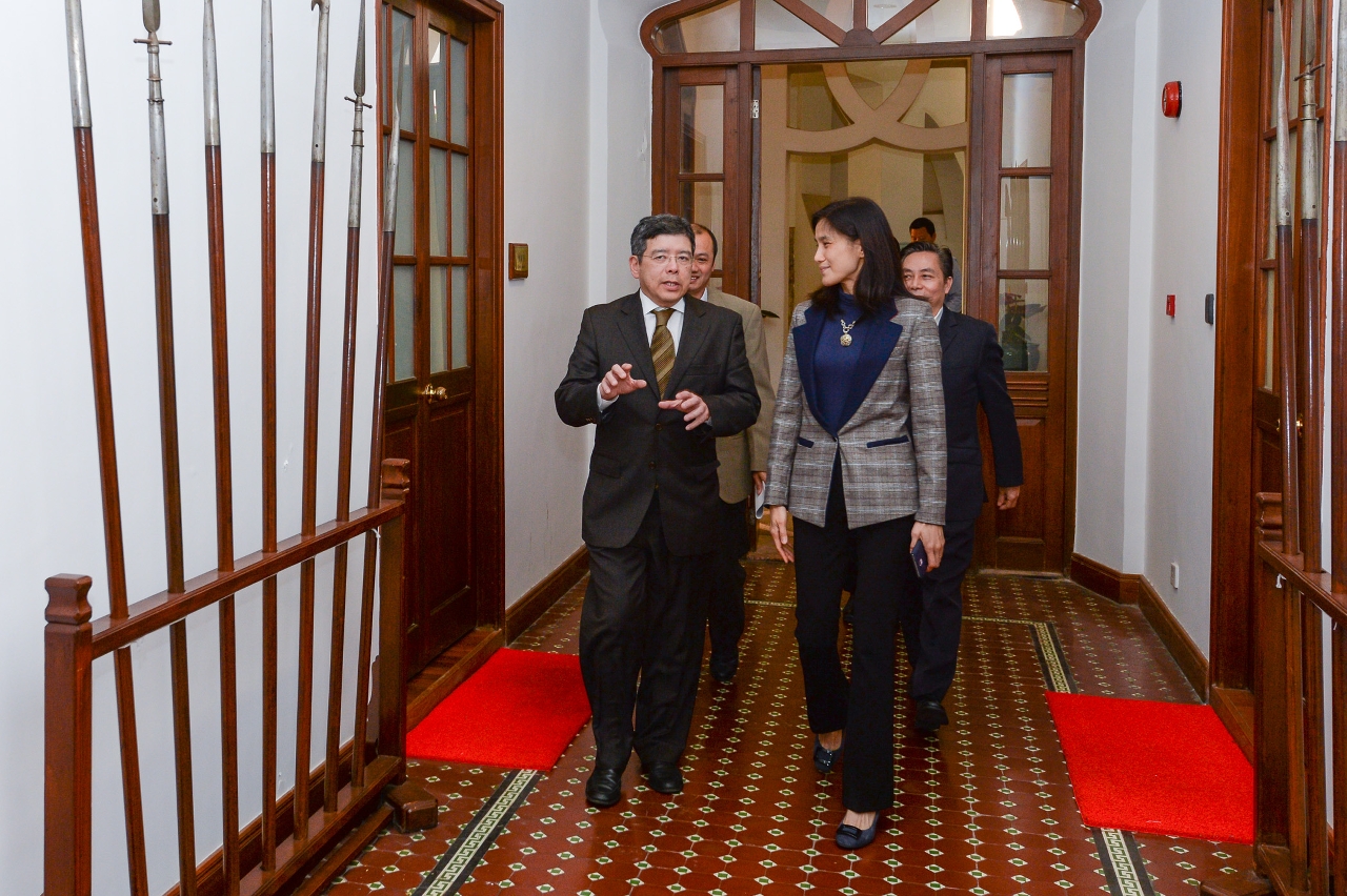 O Secretário acompanhado pela Directora da Direcção dos Serviços de Assuntos Marítimos e de Àgua Wong Soi Man visita as diversas subunidades.