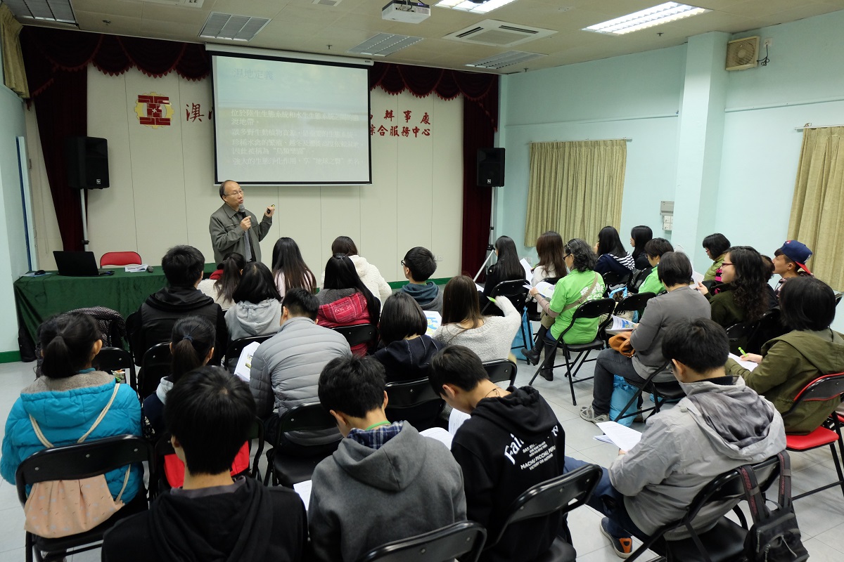 Os Fãs Ambientais, depois de terem frequentado curso de formação específica, ministrado pela DSPA, prestarão serviços de guia de visita na Zona Ecológica do COTAI.