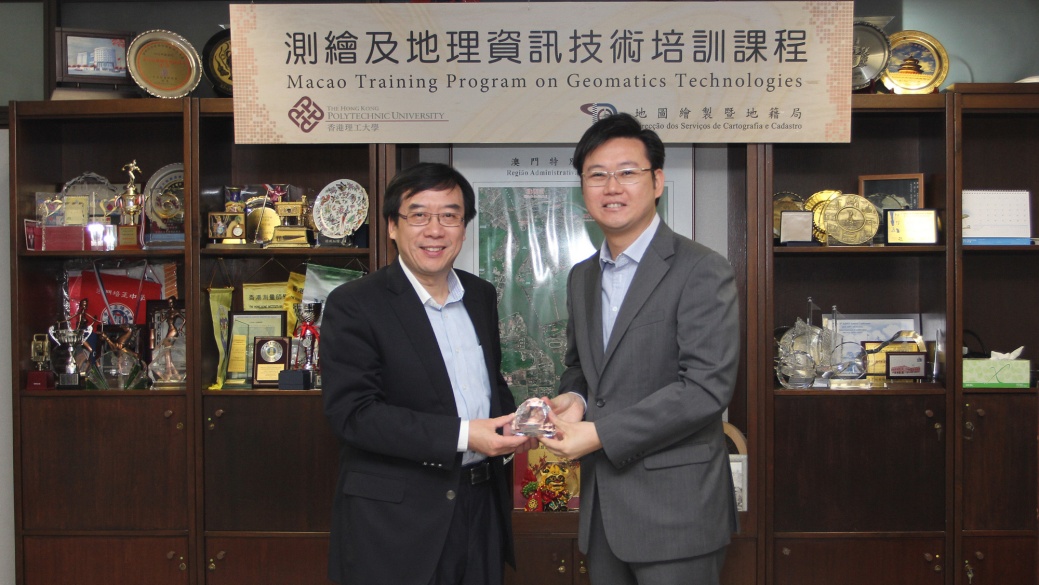 O Director da DSCC, Cheong Sio Kei, oferece lembrança ao Professor Shi Wen Zhong, Director do The Department of Land Surveying and Geo-Informatics of The Hong Kong Polytechnic University