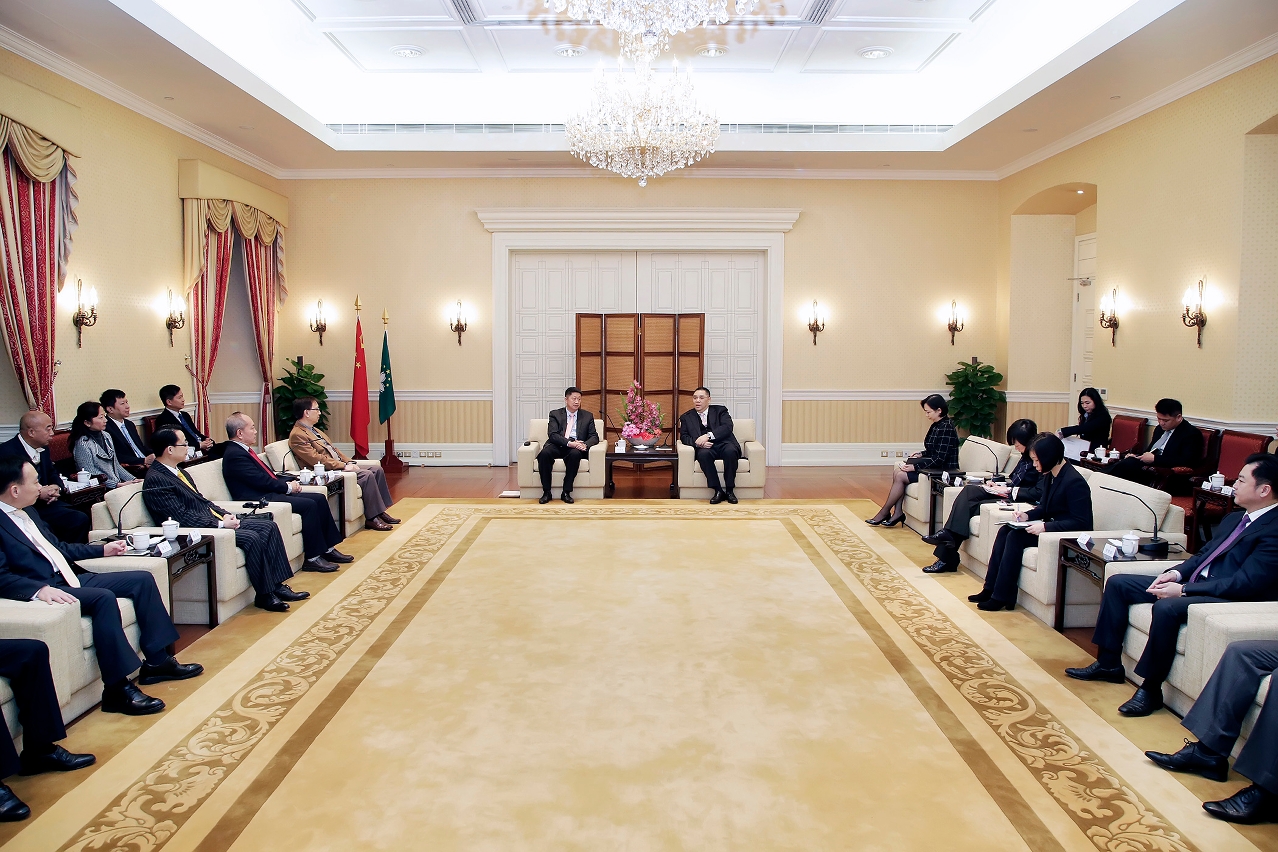 Encontro do Chefe do Executivo com as Associações Comercial, Industrial e Comercial da União e de Juventude de Fukien em Macau