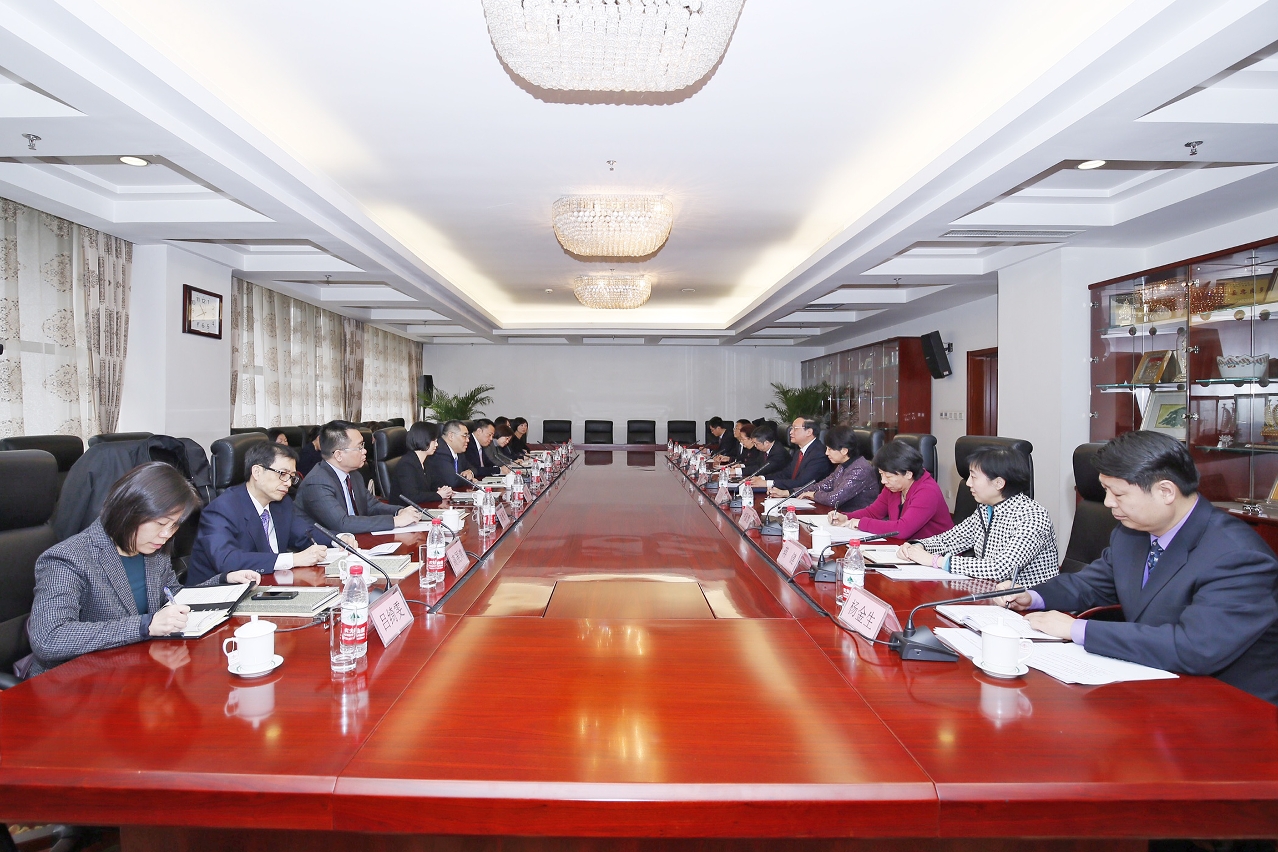 Encontro entre o Chefe do Executivo, Chui Sai On, e o director da Administração Estatal de Medicina Tradicional Chinesa, Wang Guoqiang, durante a visita a Pequim.