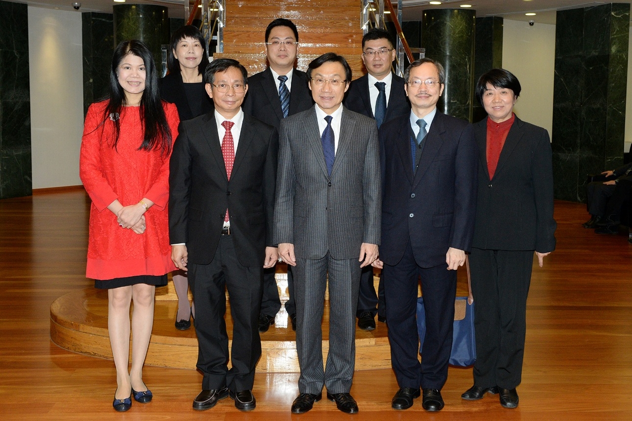 Secretário para os Assuntos Sociais e Cultura teve um encontro com a direcção da Universidade da Cidade de Macau