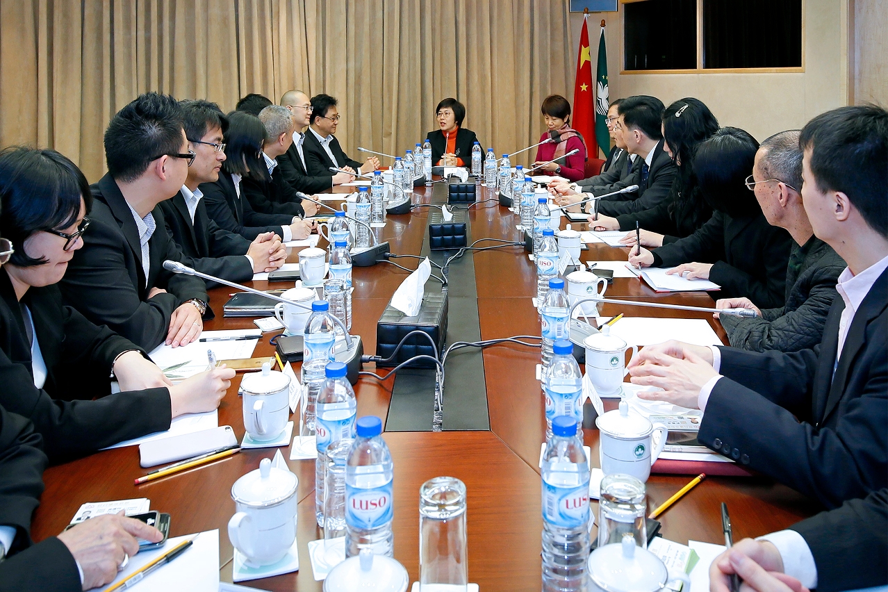 Encontro entre a Secretária Chan e os representantes da Aliança de Povo de Instituição de Macau.