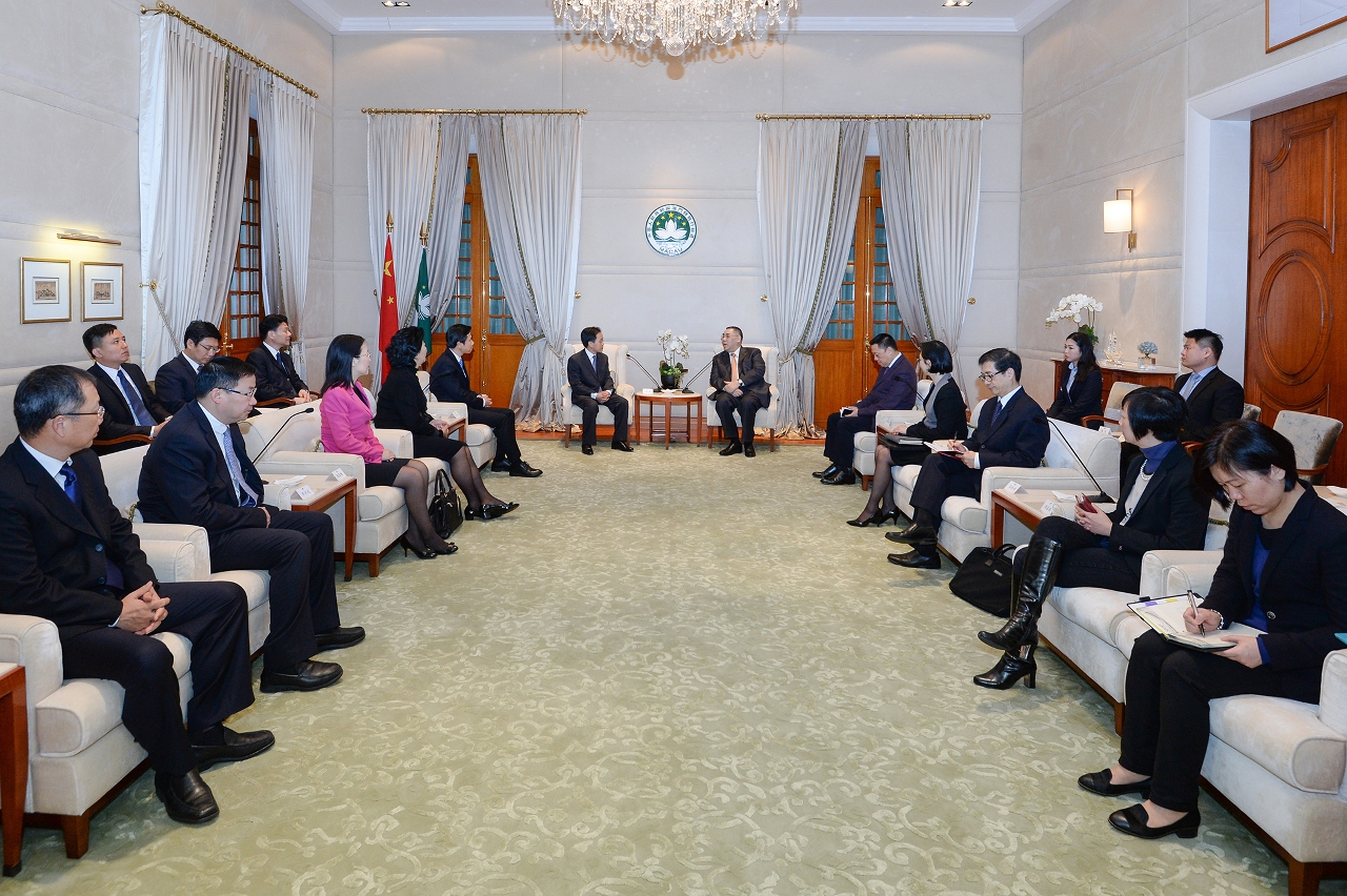 Encontro entre o Chefe do Executivo, Chui Sai On, e o secretário do Comité do Partido Comunista do Município de Zhuhai, Li Jia, na Sede do Governo.