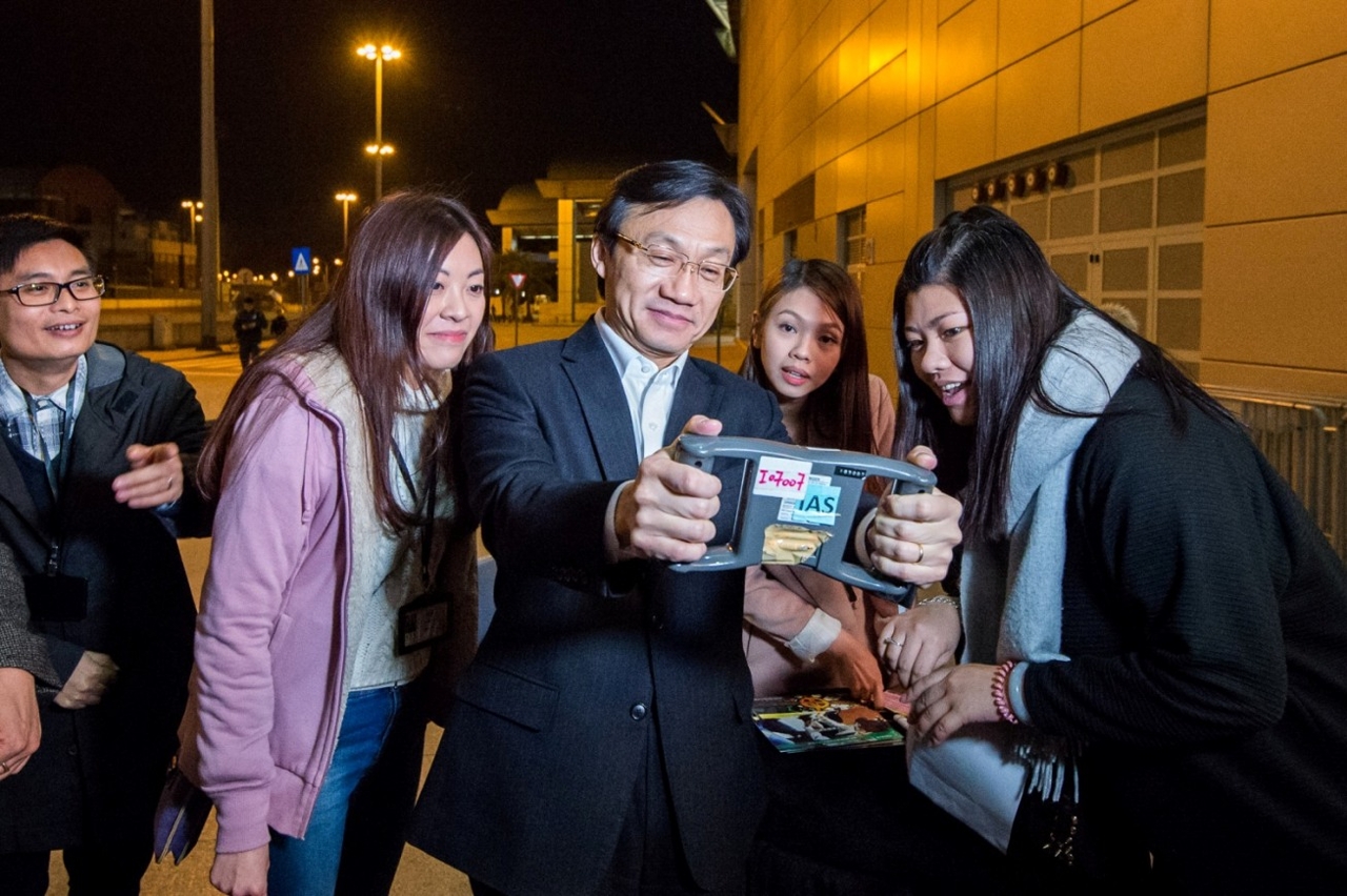 O Secretário para os Assuntos Sociais e Cultura, Doutor Alexis Tam, participou na actividade de serviço social em Portas do Cerco.