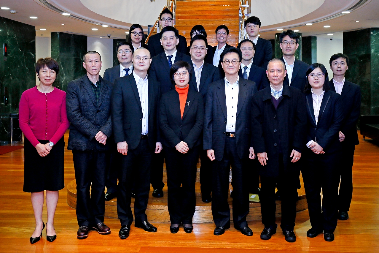 A Secretária Sónia Chan (no meio) e os representantes da Aliança de Povo de Instituição de Macau.