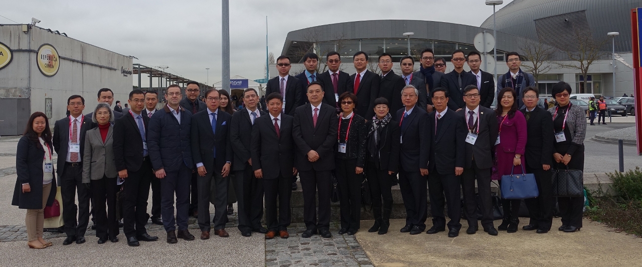 Fotografia de Grupo do Presidente do IPIM, Dr. Jackson Chang e de outros membros da Delegação Empresarial de Macau, tirada em frente do recinto do SISAB.