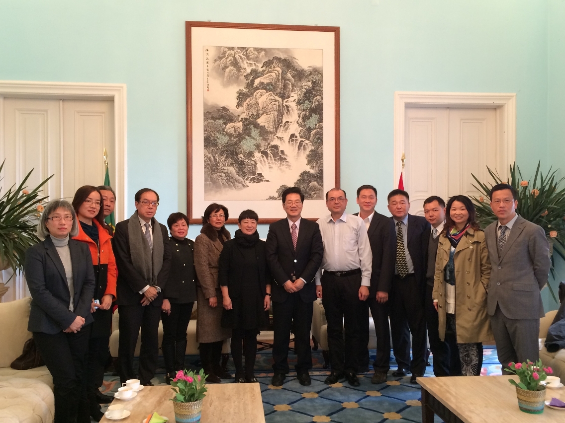 Fotografia de grupo do Embaixador da China em Portugal, Dr. Huang Songfu, com a Vogal Executiva do IPIM, Dra. Irene Va Kuan Lau, a Adjunta do Chefe da Delegação Económica e Comercial de Macau em Lisboa, Dra. Gabriela César e os membros das delegações de Macau e de Guangdong.