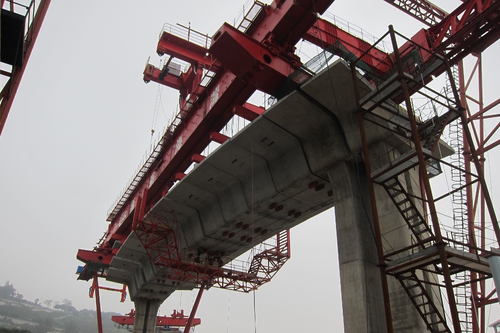 É a primeira vez aplicar o método de elevação e montagem por vigas de lançamento no projecto do Metro Ligeiro