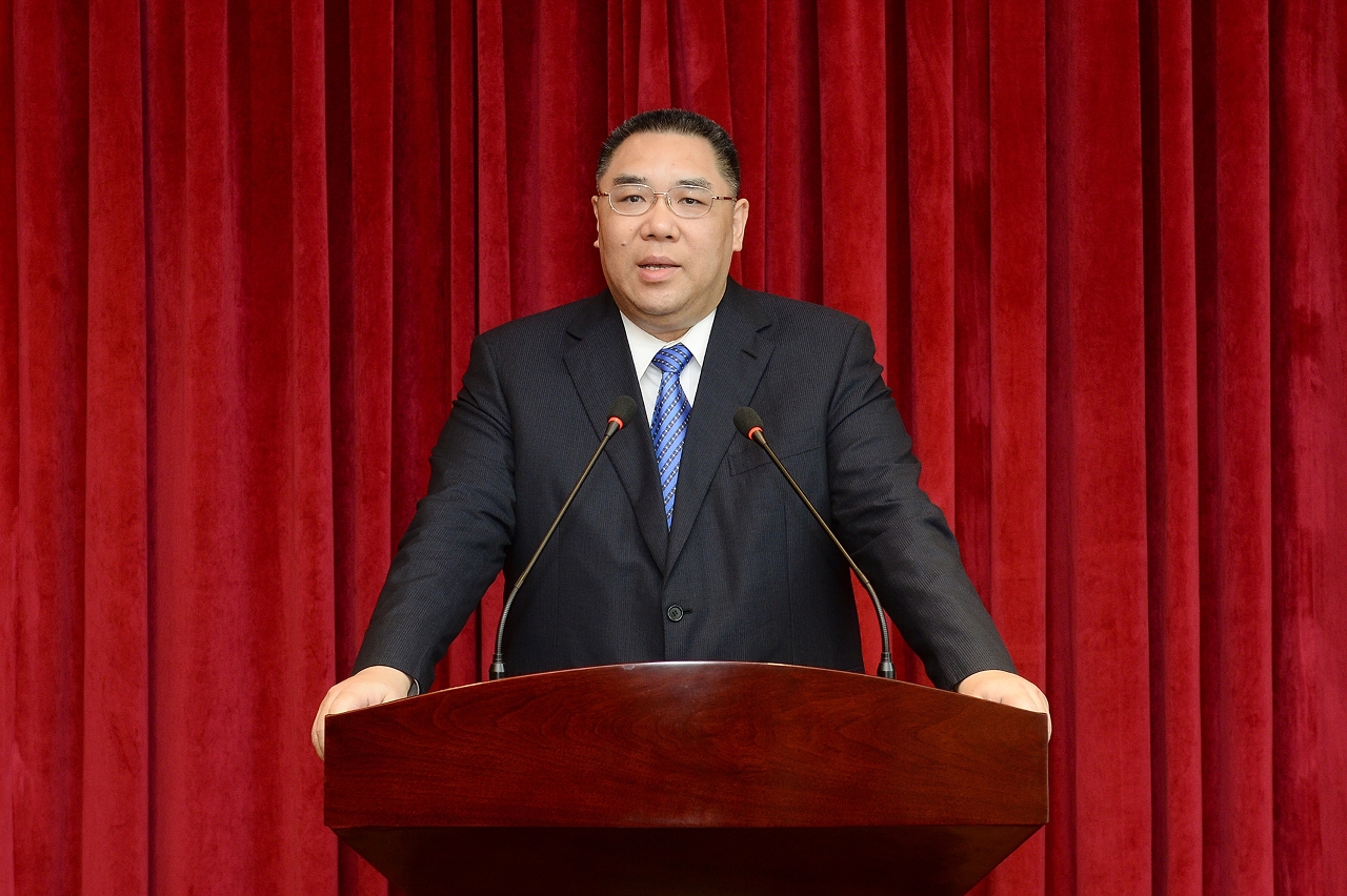 Chefe do Executivo, Chui Sai On, responde à comunicação social antes da partida com destino a Pequim para a Assembleia Popular Nacional.