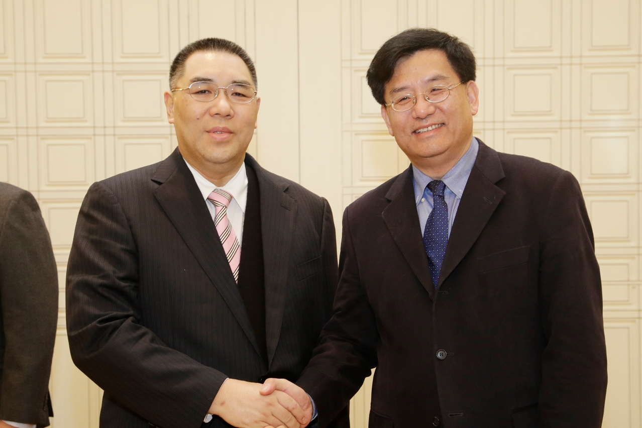 Chefe do Executivo, Chui Sai On, tem encontro com o novo director da China News Service, Zhang Xinxin.
