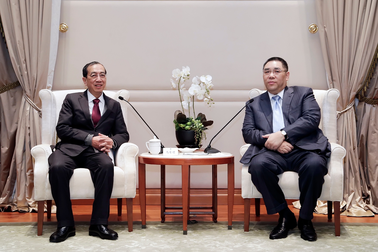 Chefe do Executivo, Chui Sai On, encontra-se com representantes da Associação Comercial de Macau