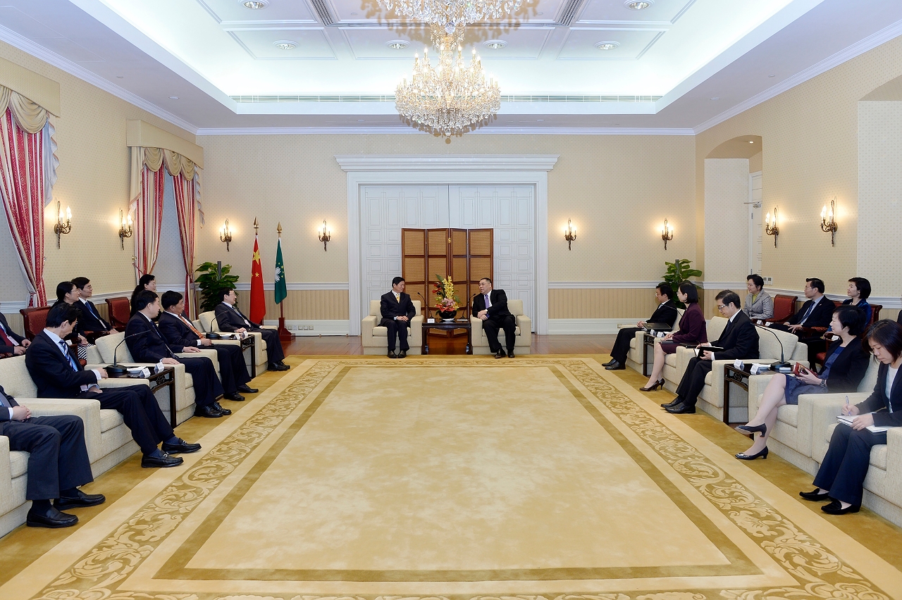 Chefe do Executivo, Chui Sai On, no encontro com membros da delegação de responsáveis provinciais do Gabinete para os Assuntos de Hong Kong e Macau da China, que se encontram em visita de trabalho às duas Regiões Administrativas Especiais